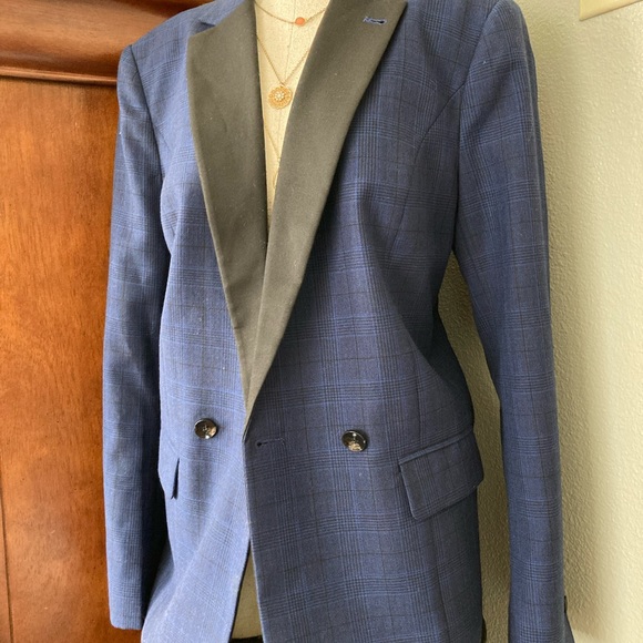 9|Tailor Women’s Tuxedo Suit - Picture 2 of 6